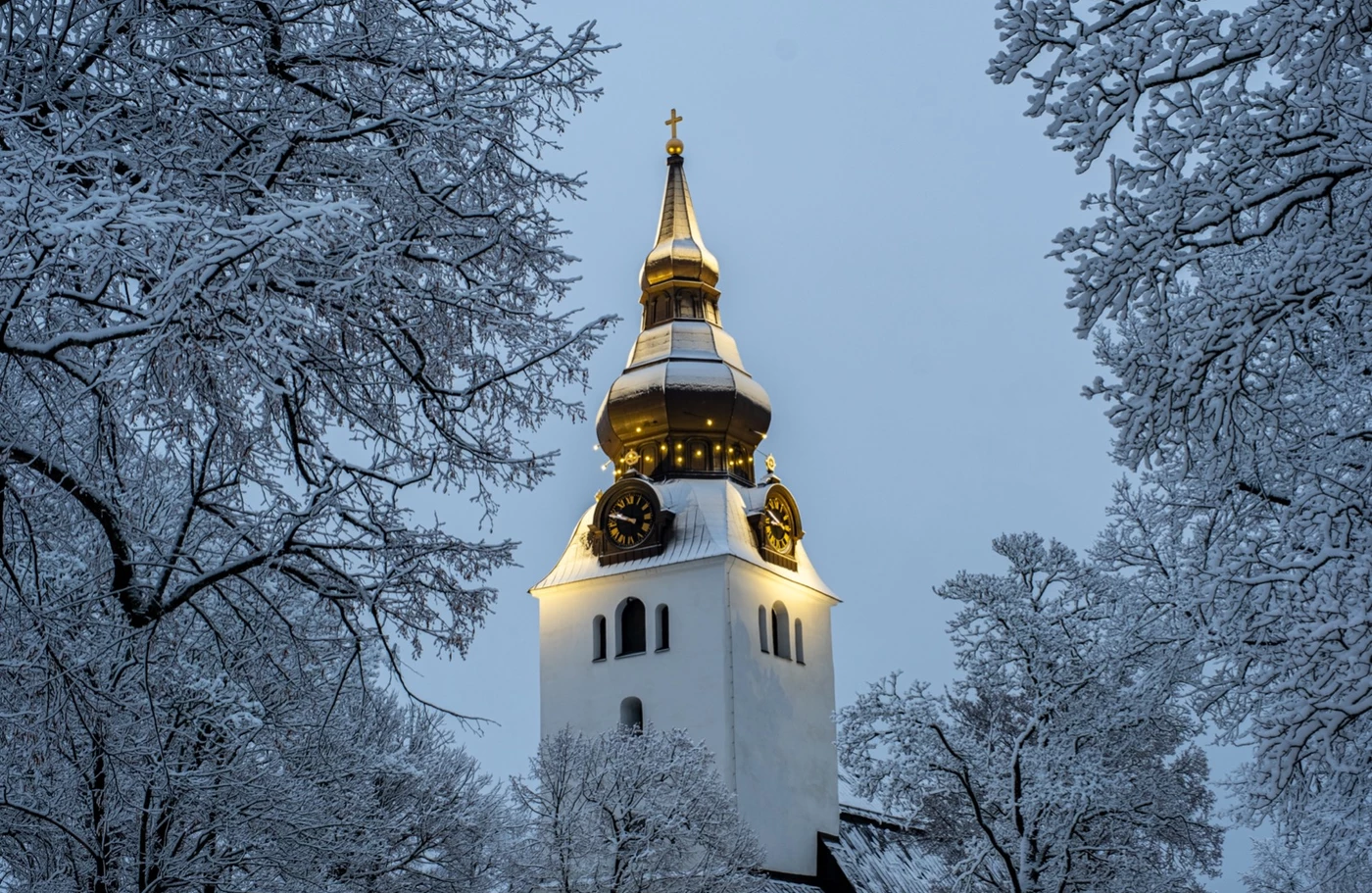 Kyrktornet - Fin vinterdag Jakobs kyrka i glada Hudik