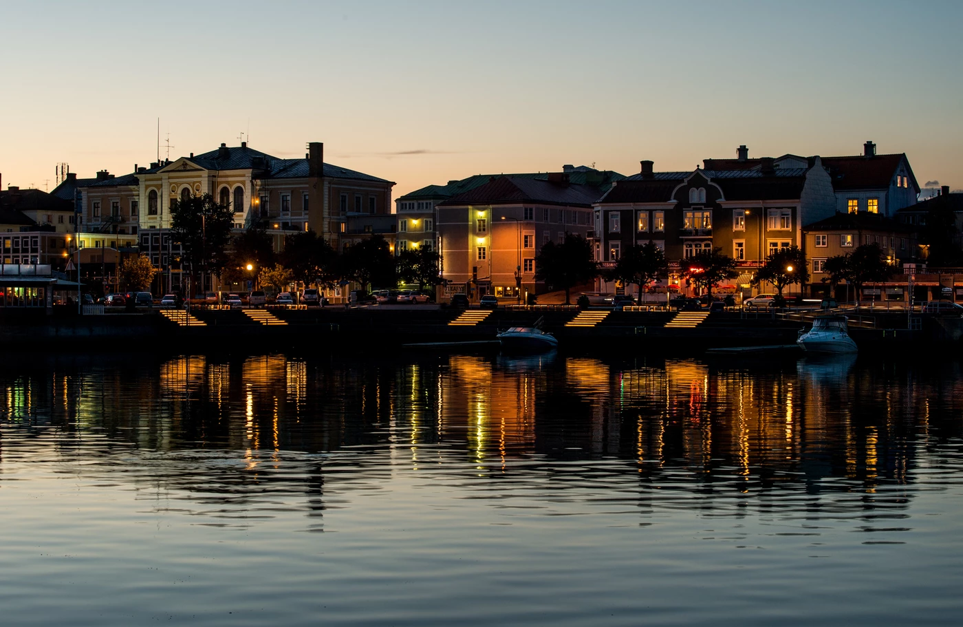 Hudiksvalls hamn en sen augustikväll