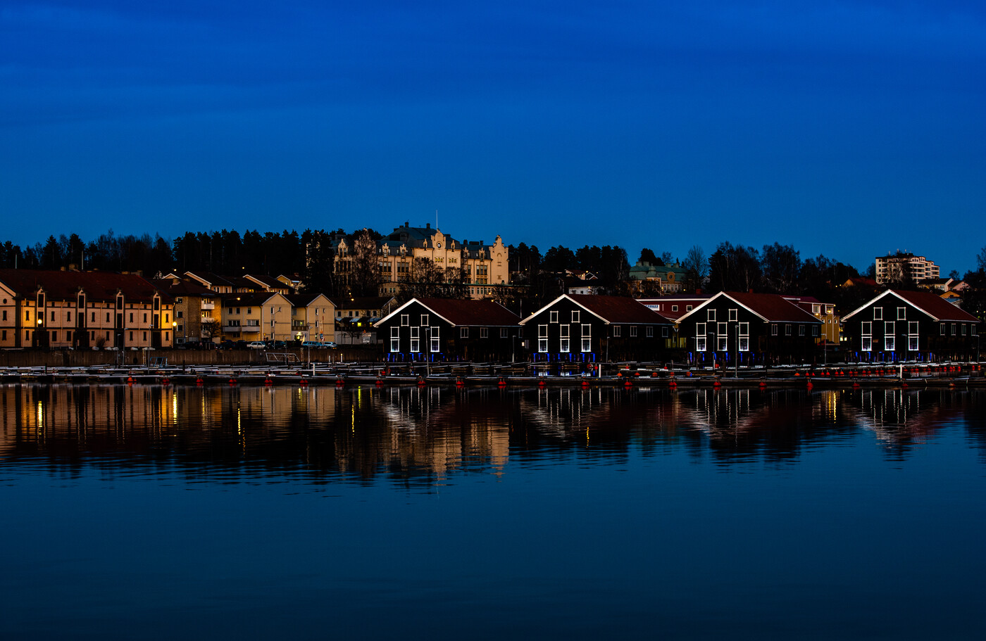Kvällsbild över Hudiksvalls hamn