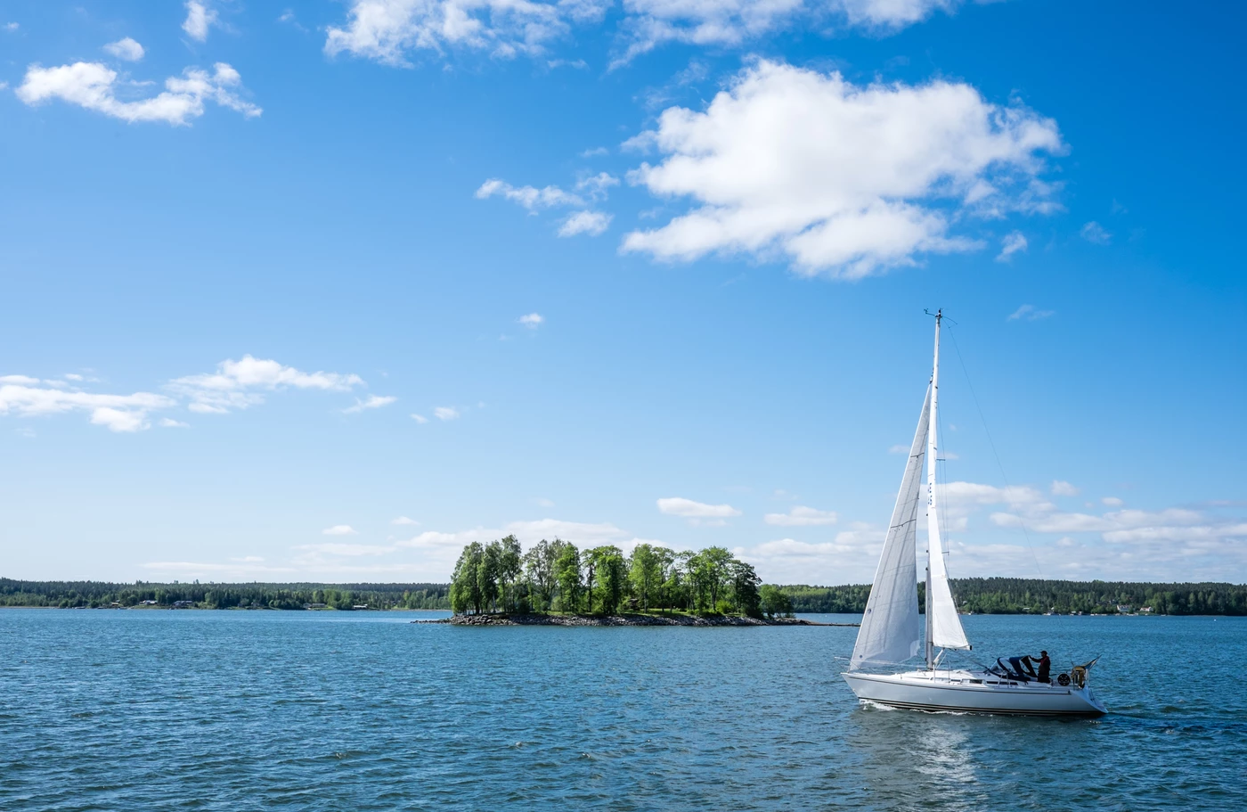 Segelbåt navigerar förbi Kastellholmen