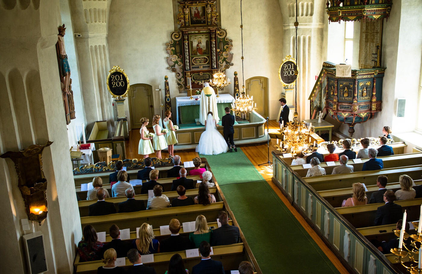 Brudparet vid altaret - Hälsingtuna Kyrka